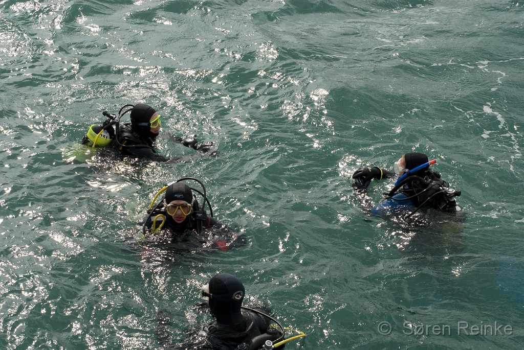 DSC_0434.jpg - Divers waiting to go down